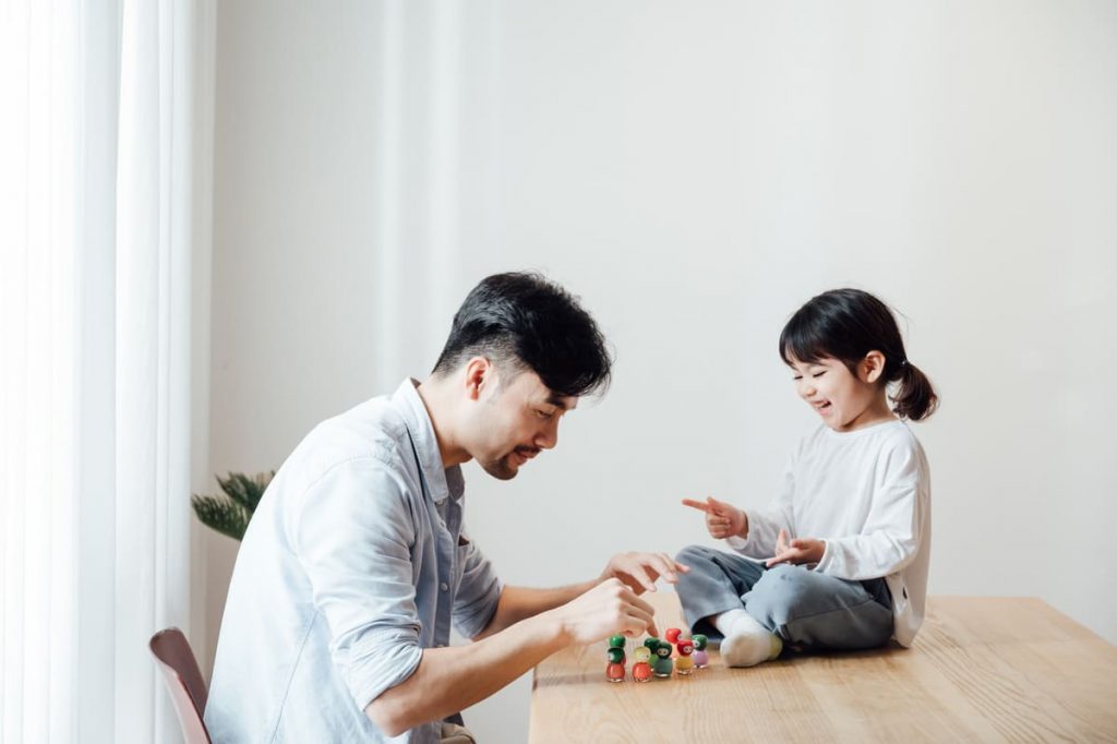 padre e hija tras proceso de adoptar en España