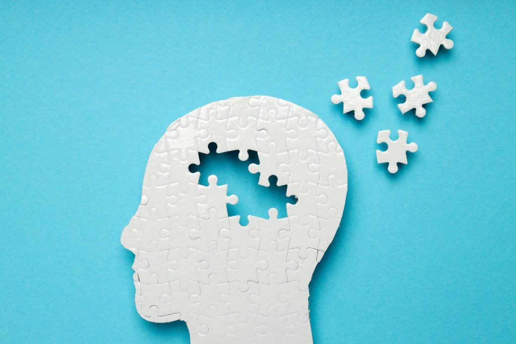 un puzle formando un cerebro representando ejercicios de memoria