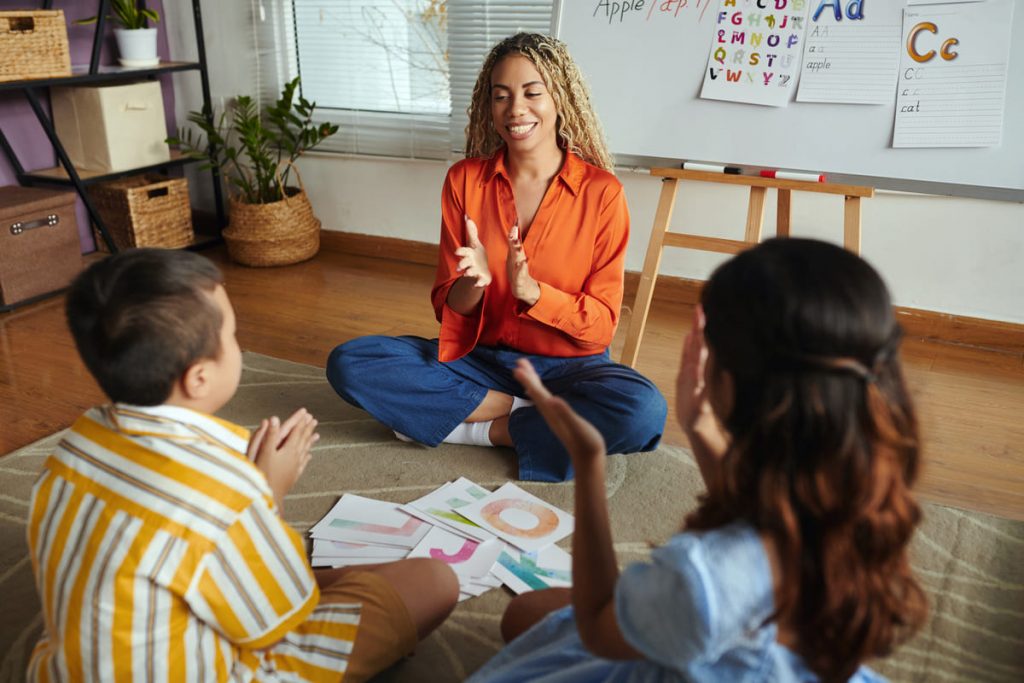mujer enseñando a niños educación respetuosa