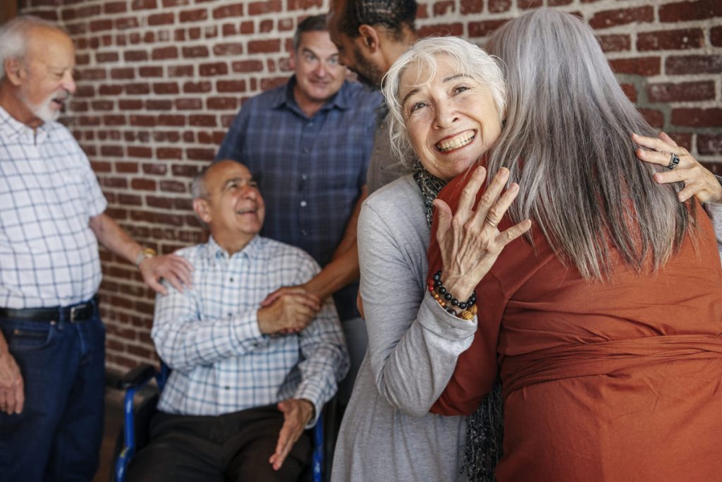 personas mayores abrazándose celebrando la información jubilación