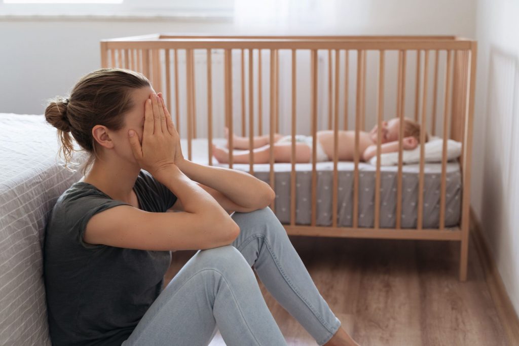 Mujer con expresión emocional tras el parto, representando el post parto emocional