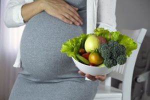 mujer tomando vitaminas para quedar embarazada después de los 40