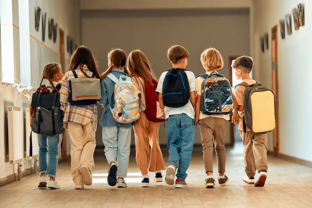 grupo de niños y niñas en el colegio tras aprender valores para niños