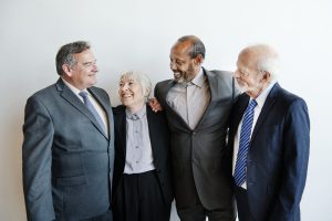 varios trabajadores felices tras jubilación funcionarios