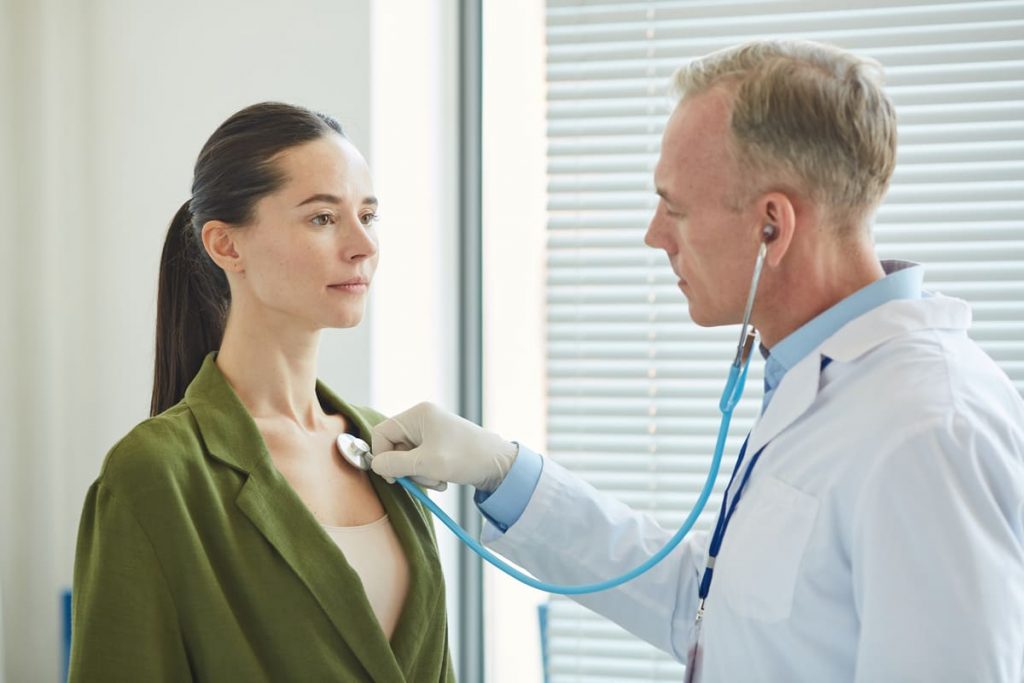 mujer en una revisión médica tras contratar seguro de salud