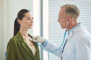 mujer en una revisión médica tras contratar seguro de salud
