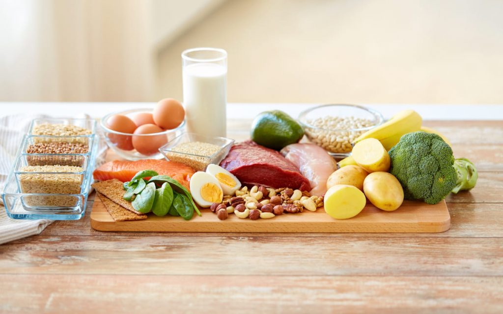 alimentos saludables sobre una mesa y vitaminas para quedar embarazada después de los 40 años