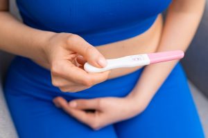 mujer mirando test de embarazo positivo cuándo es más probable quedar embarazada