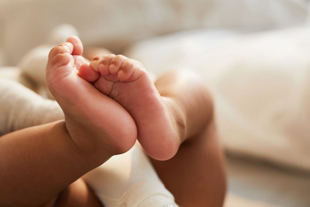 pies de bebé simbolizando cómo saber si quiero ser madre