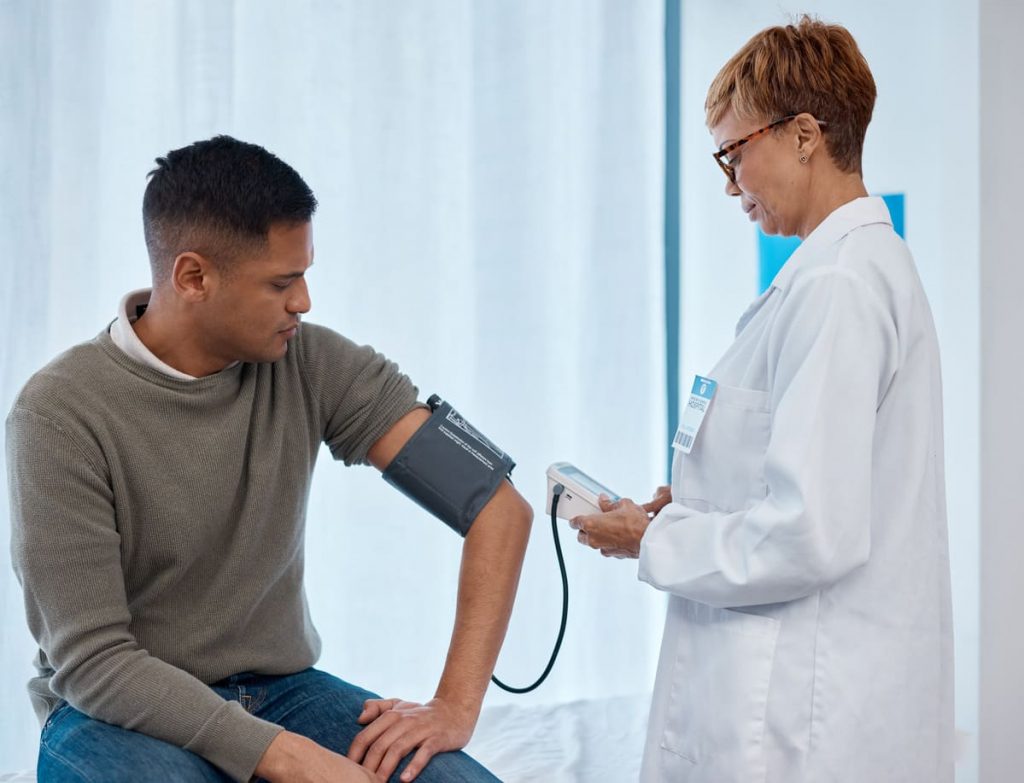 un hombre haciéndose un chequeo médico completo