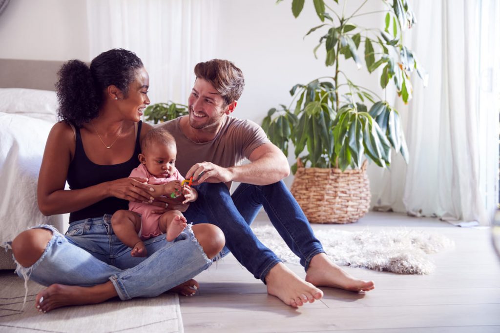pareja con un bebé tras decidir cómo saber si quiero ser madre