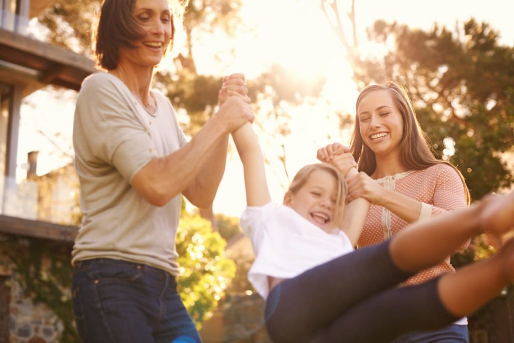 familia jugando feliz después de adopción en Cataluña