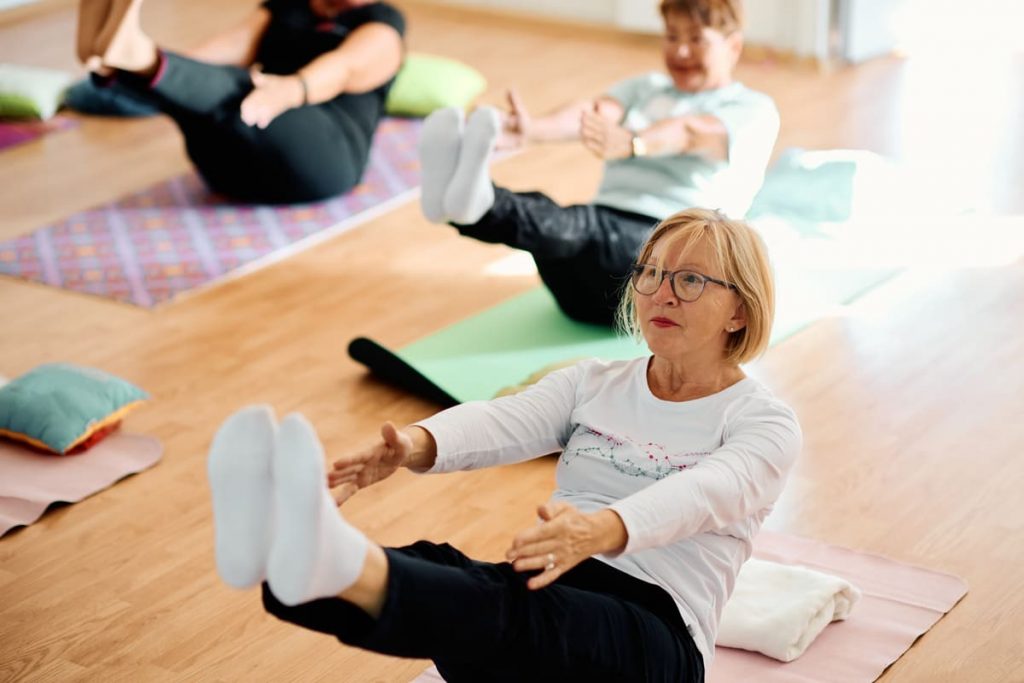 mujer haciendo pilates para mayores