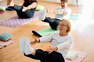 mujer haciendo pilates para mayores