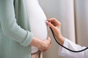 mujer embarazada en una revisión en el médico para tener un bebé saludable