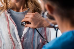 mujer haciéndose un chequeo médico tras desgravar seguro médico autónomo