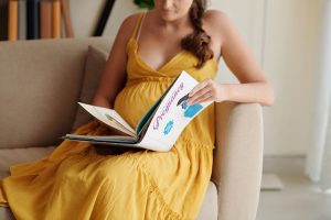 mujer embarazada leyendo libros crianza respetuosa